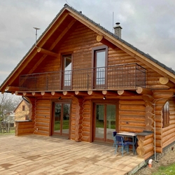  A log family house with a forged balcony railing